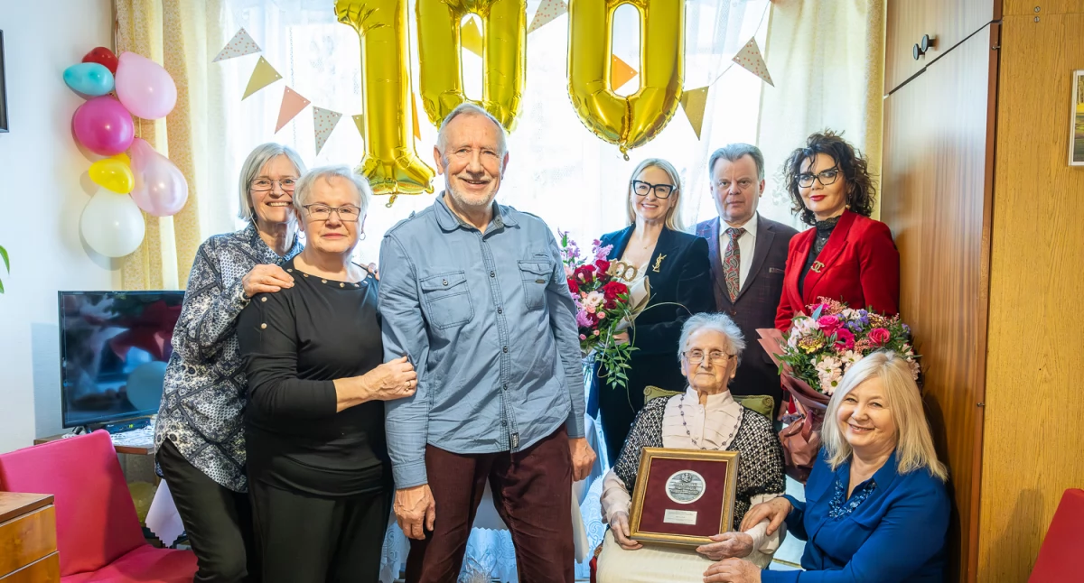 Sto lat Zofii Gontarek z Rakutowa. Nestorka gminy Kowal uhonorowana medalem marszałka