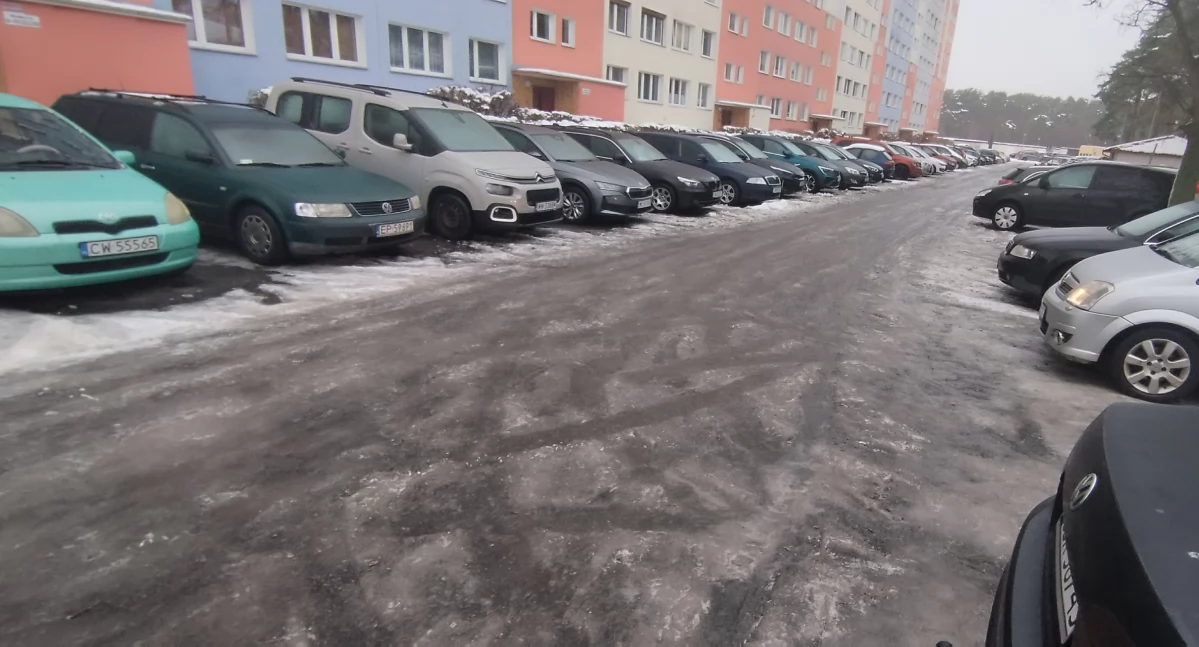 Śliski parking przy Wienieckiej we Włocławku. Mieszkaniec alarmuje o braku reakcji