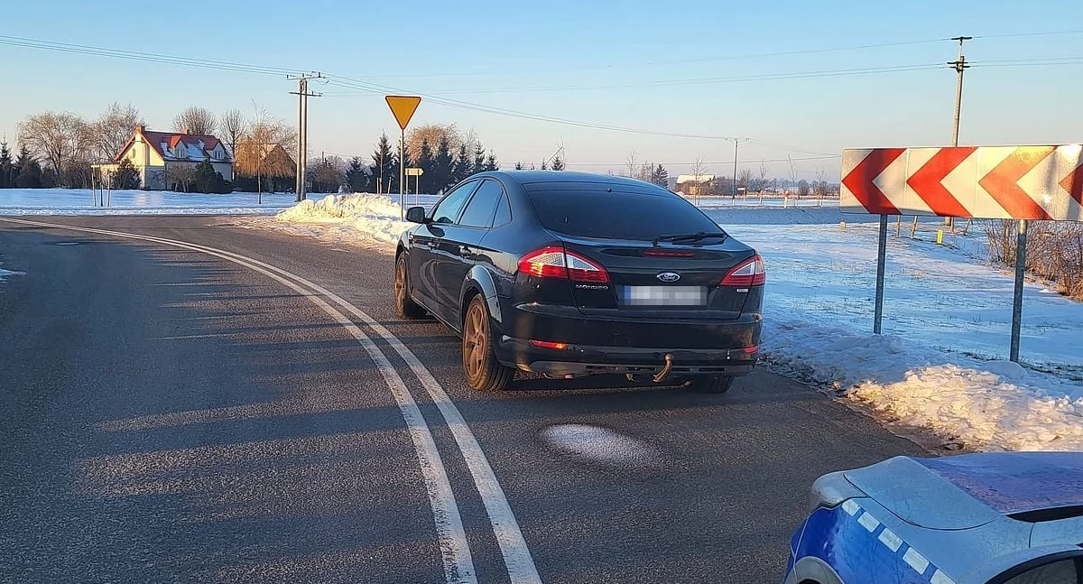 Zostawił auto na środku pasa na łuku drogi. Bez świateł, bez trójkąta i poszedł po pomoc