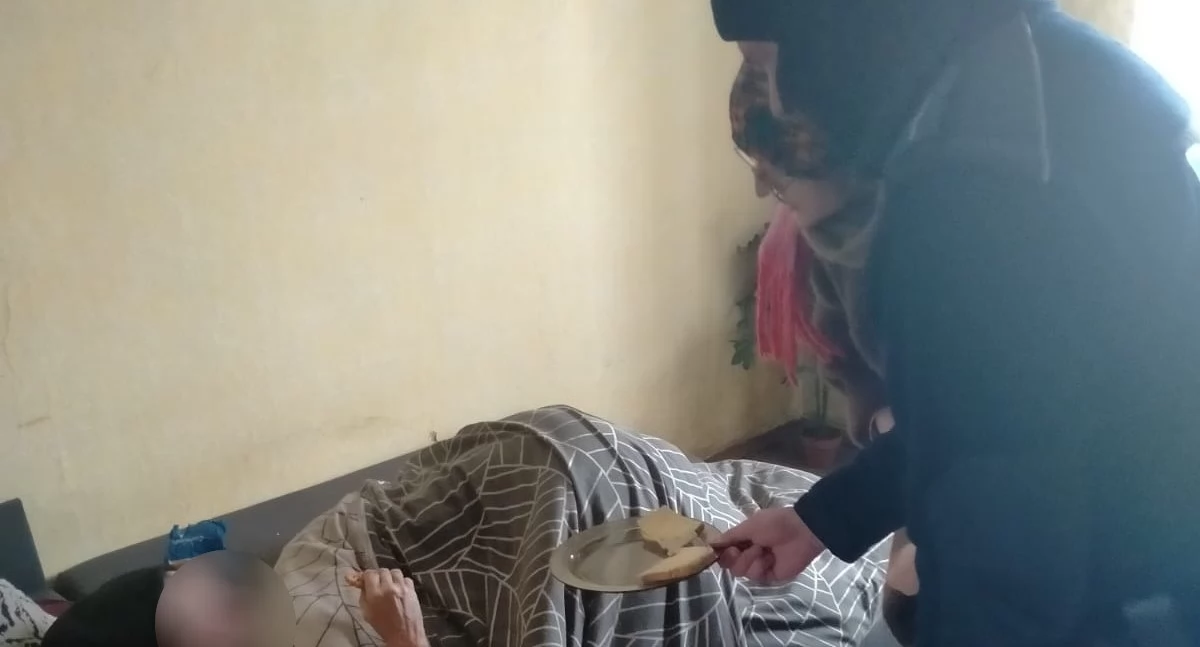 Wołał o pomoc z wyziębionego mieszkania. Sąsiedzi zaalarmowali służby