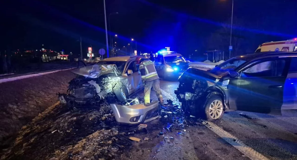 Dramatyczny wypadek pod Włocławkiem. Trzy karetki, pięć osób w szpitalu, wśród nich dzieci