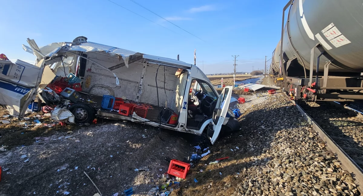 Bus wjechał pod pociąg z paliwem. Bardzo groźny wypadek w powiecie radziejowskim