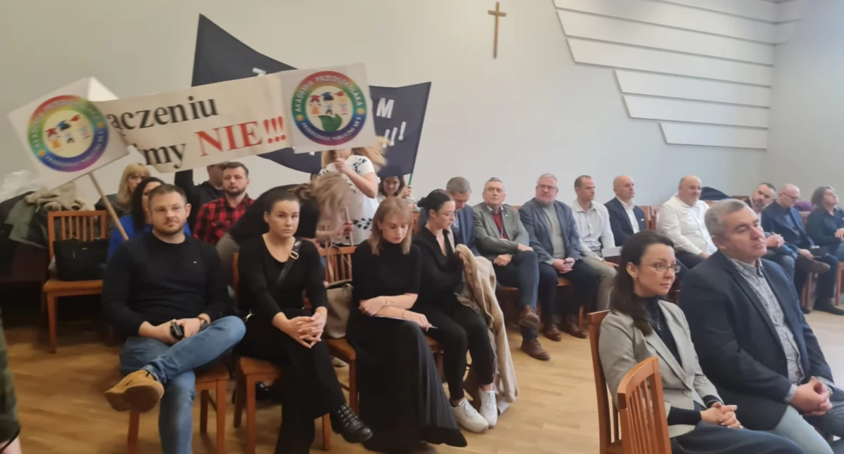 Burzliwa sesja we Włocławku. Rodzice z transparentami, radni decydują o łączeniu placówek