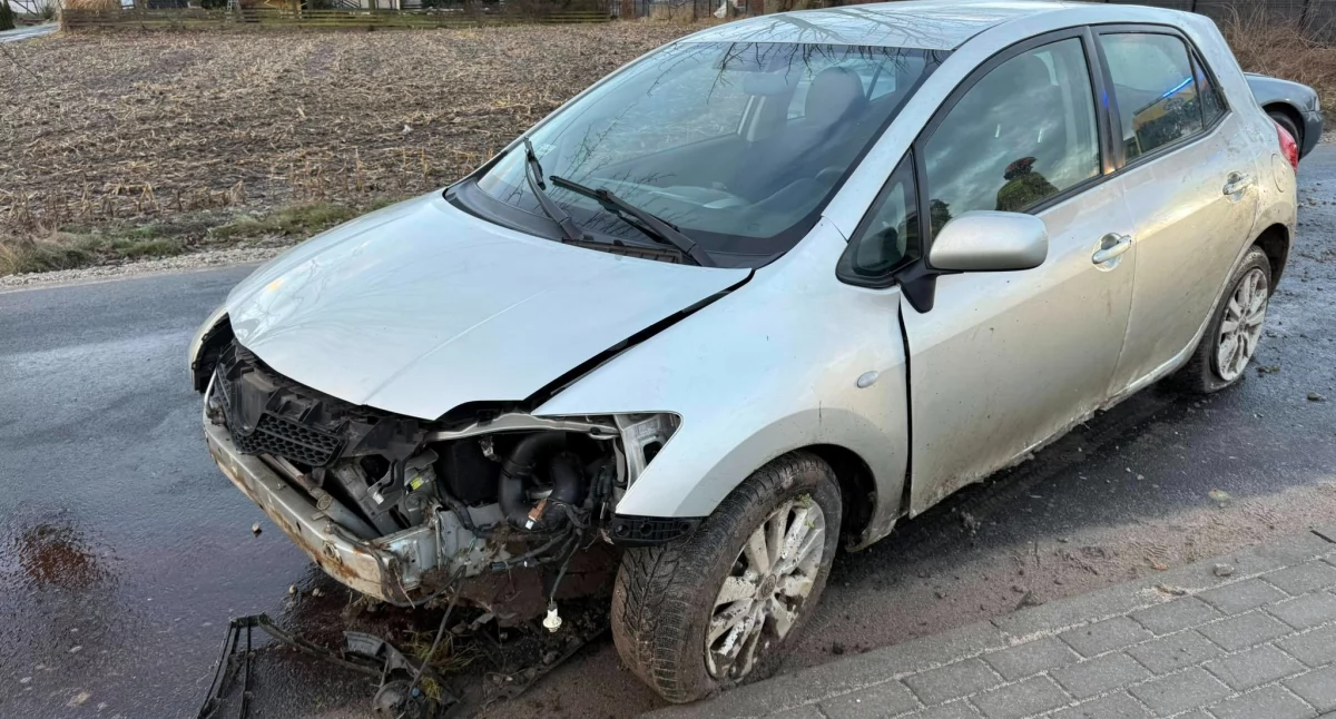 Groźnie o świcie w gminie Fabianki. Auto wjechało do rowu melioracyjnego