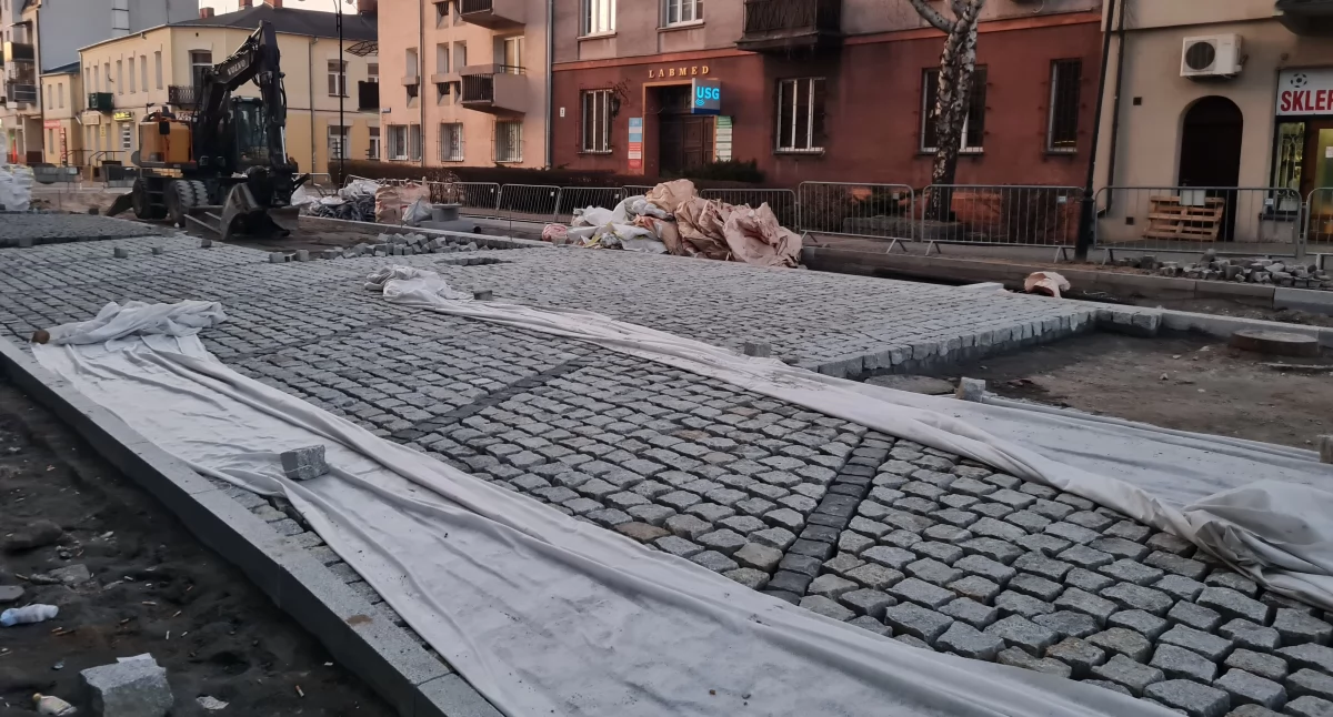 Termin mija w piątek, a prace trwają. Co dalej z inwestycją w Śródmieściu Włocławka?
