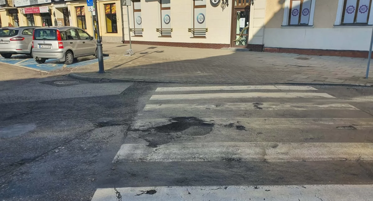 Krajobraz po zimie we Włocławku – ubytki, piach i niedopałki