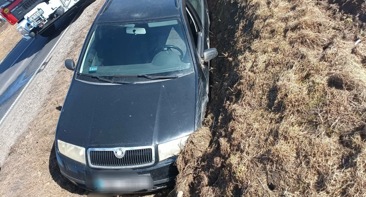 Auto w rowie na drodze 270 w powiecie włocławskim. Kierowca uwięziony w środku, trwa akcja służb