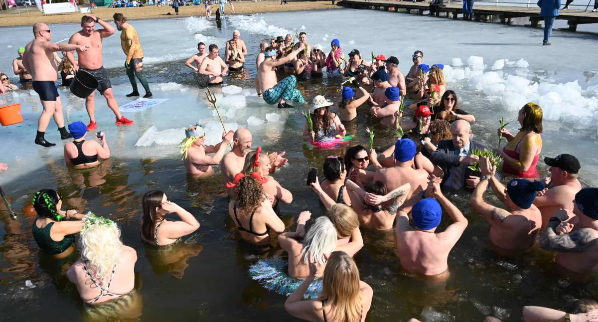 Dzień Kobiet nad Jeziorem Borzymowskim. Morsy z regionu spotkały się w Choceniu