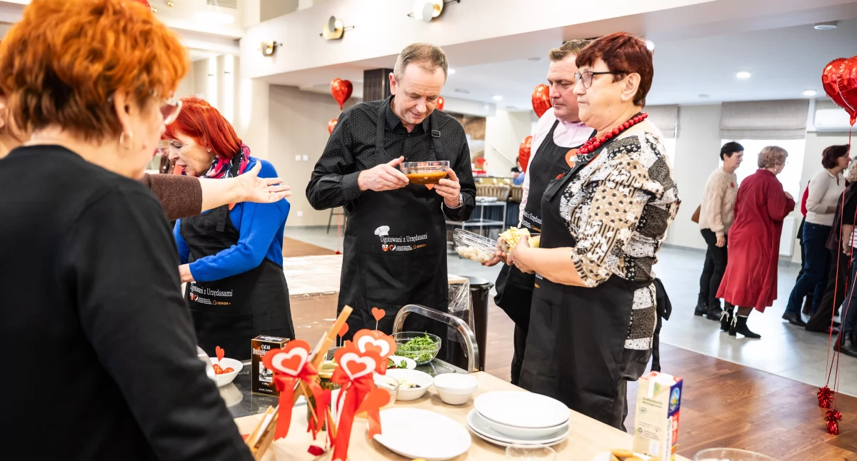 Ugotowani z Urzędasami wrócili do Brześcia Kujawskiego. Seniorzy, strażacy i policjanci przy jednym stole