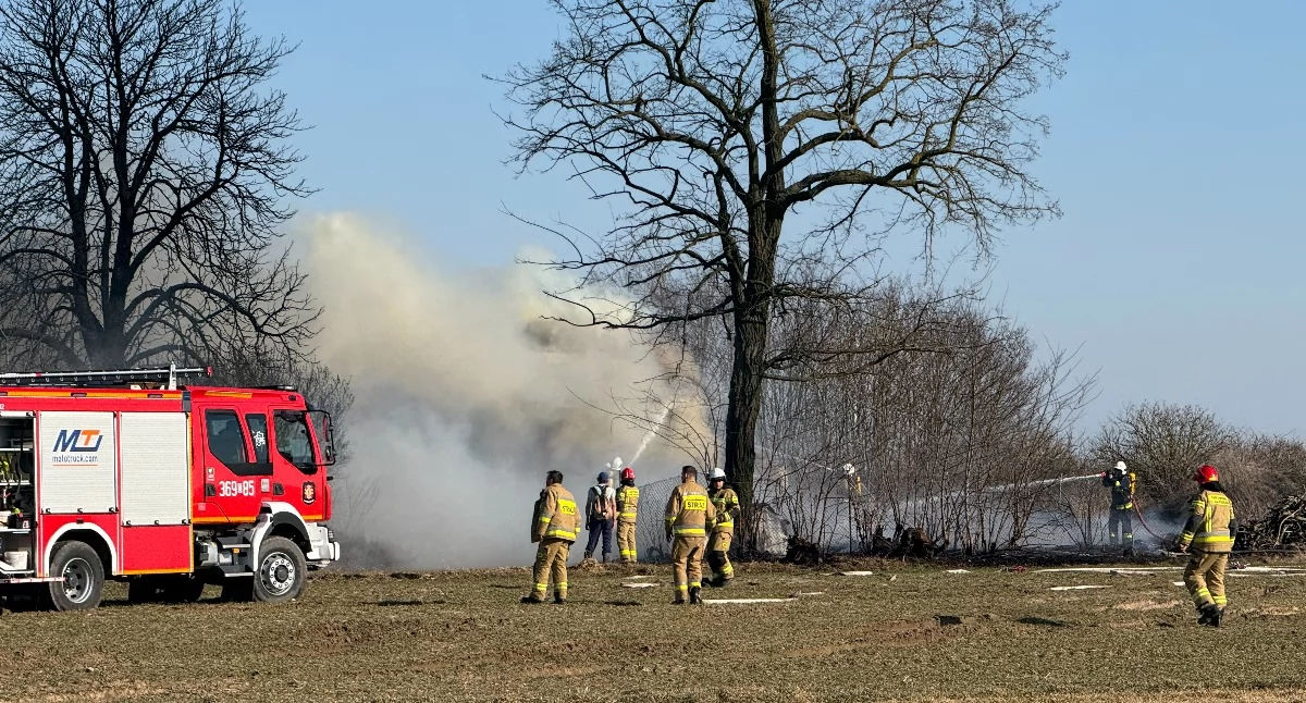 Dramatyczny pożar w powiecie włocławskim. Dziewięć zastępów straży walczyło o dom