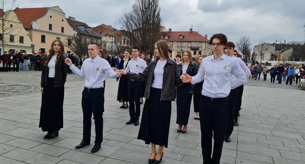 Polonez trwa na Starym Rynku we Włocławku. Maturzyści w centrum uwagi