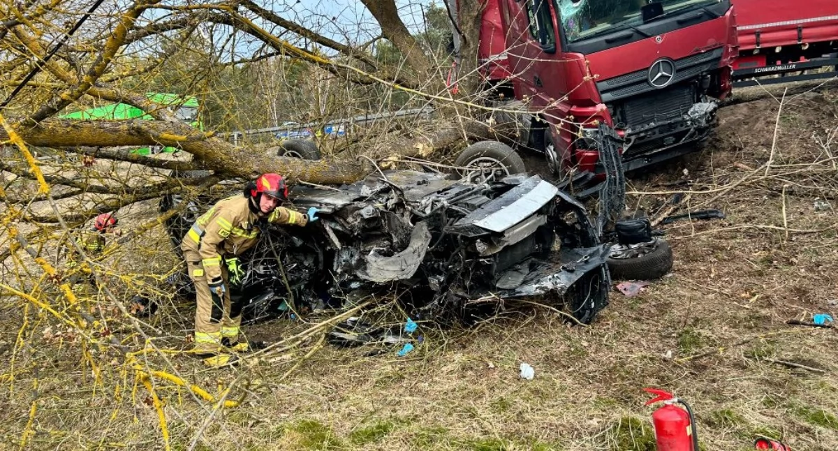Śmiertelny wypadek i cztery pojazdy. Auto po zderzeniu spadło z 5 metrowej skarpy