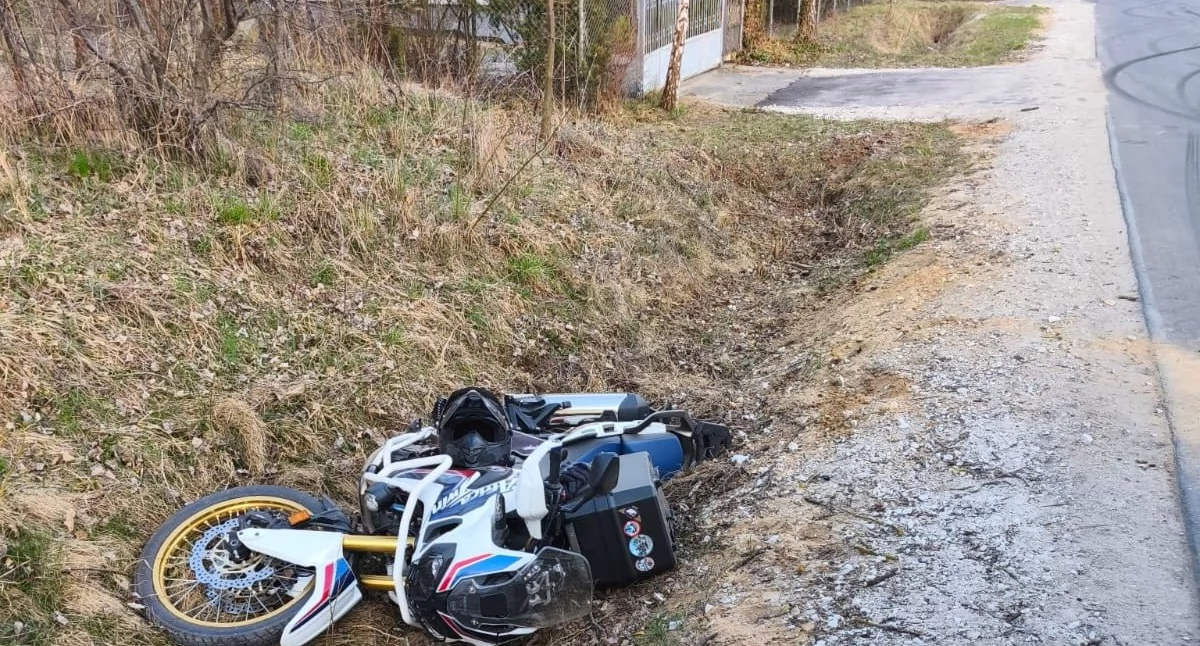 Palił gumę BMW na drodze. 23-latek potrącił motocyklistę, a jego tłumaczenie zaskakuje