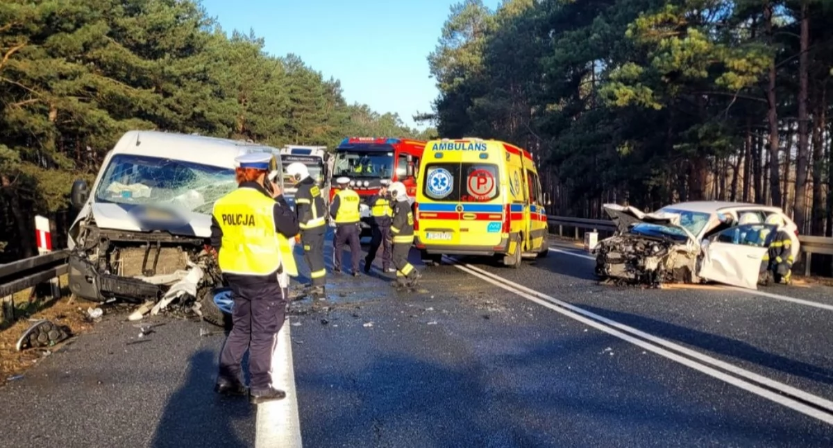 Czołówka w regionie. Bus zderzył się z osobówką