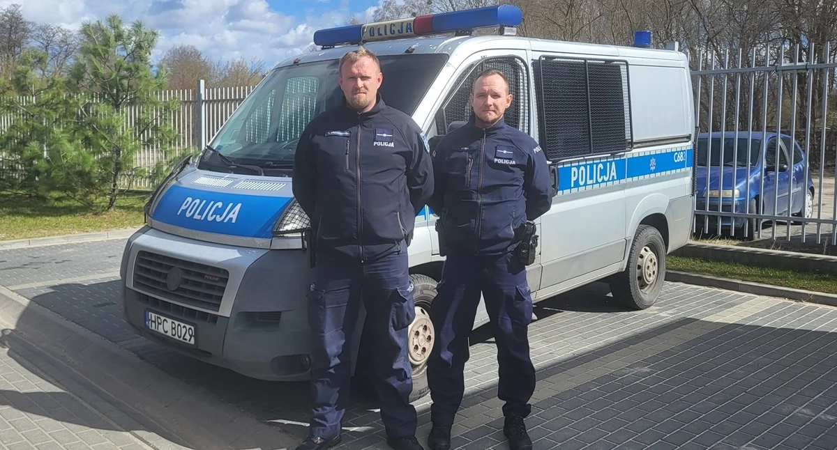 Policjanci znaleźli młodego mężczyznę pod amboną myśliwską. Liczyły się minuty