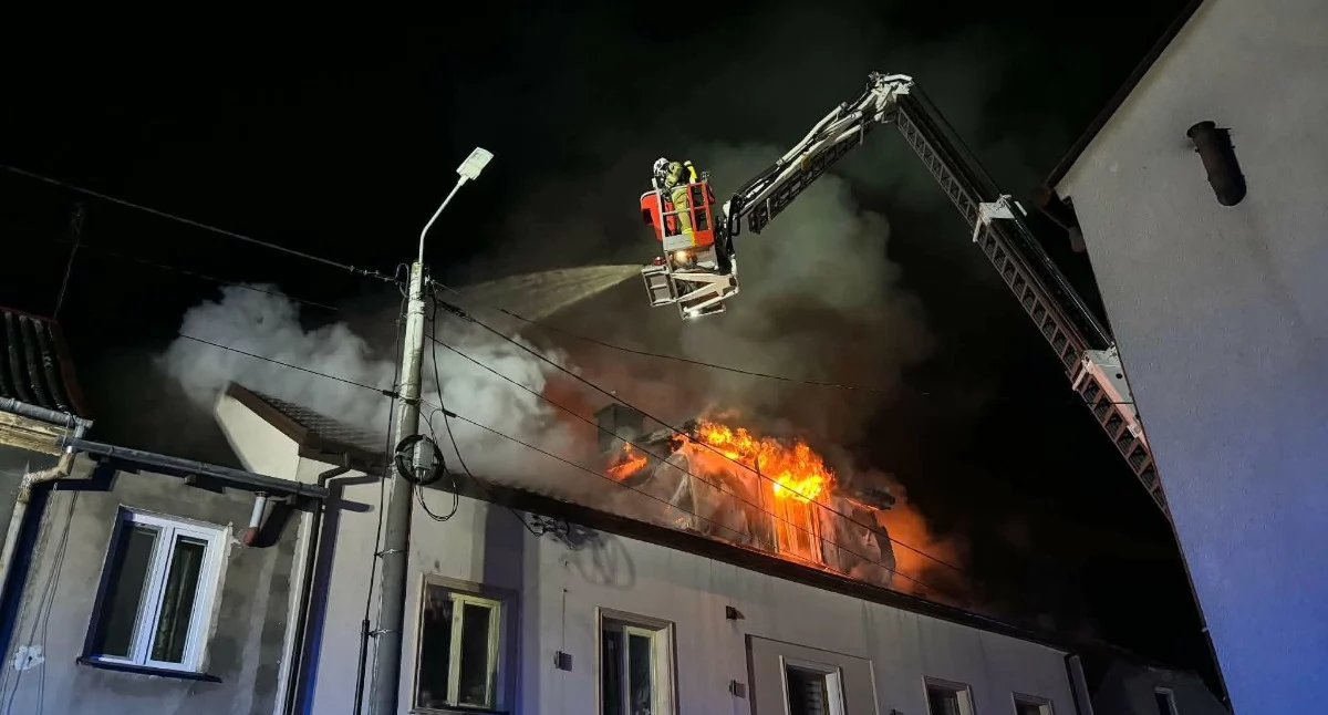 Wielki pożar w Lipnie. 17 zastępów, 10 godzin akcji i ewakuacja mieszkańców