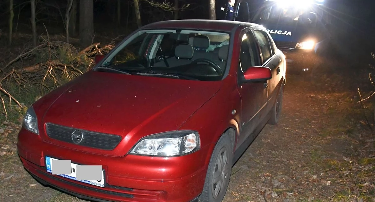 Nocny pościg w powiecie radziejowskim. Kierowca i pasażerki uciekli do lasu