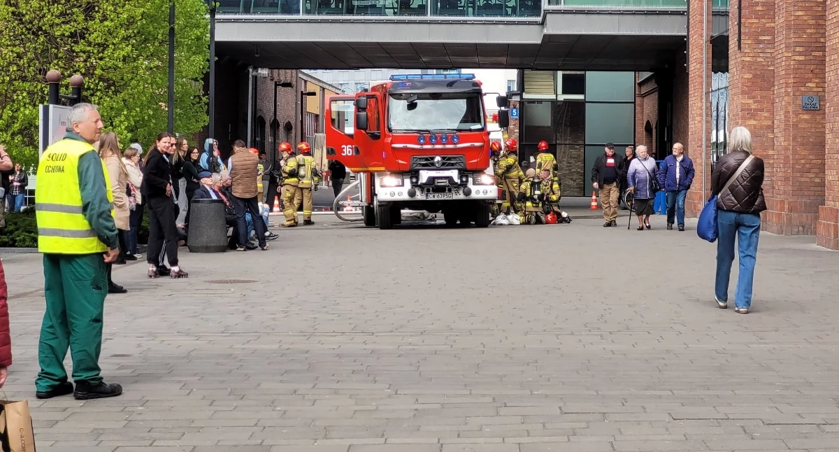 Ewakuacja w McDonald’s we Wzorcowni. Na miejscu straż pożarna