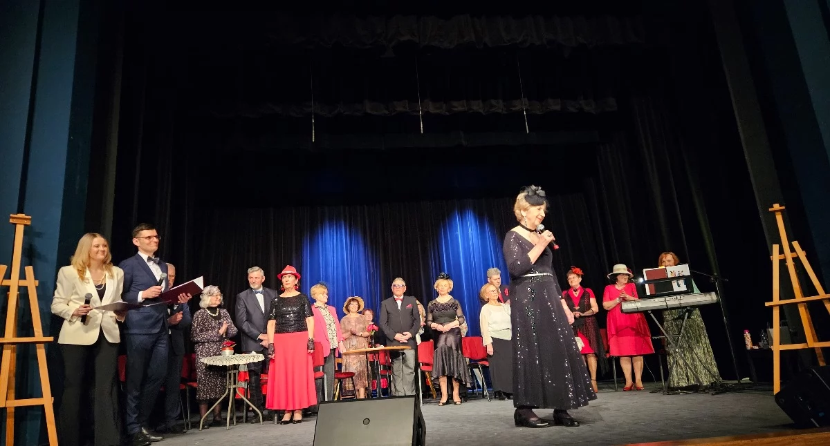 30 artystów na scenie we Włocławku. Seniorzy Seniorom z owacjami i bisami