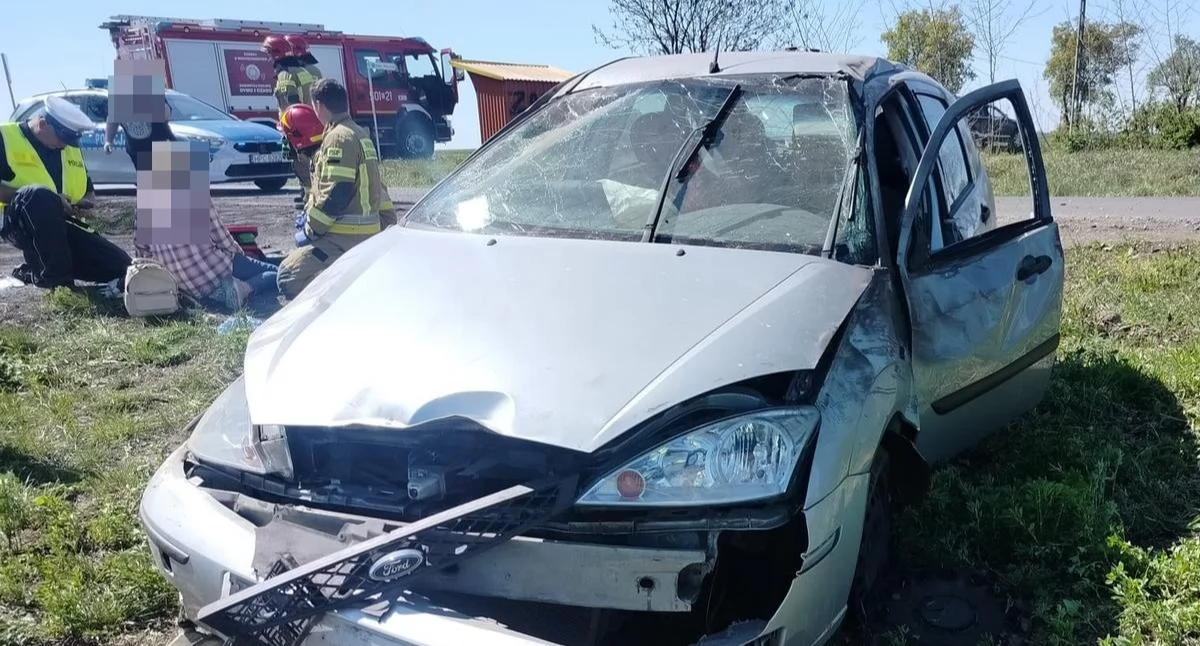 Zasłabła za kierownicą i dachowała. 3 osoby w szpitalu