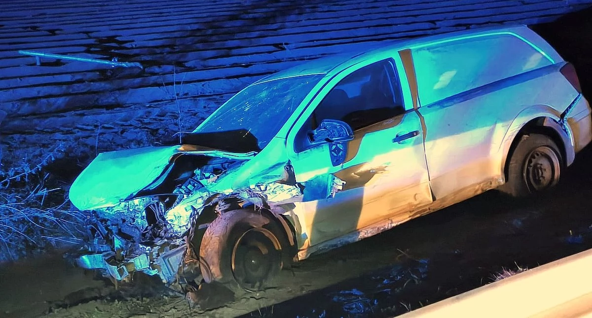 Młody kierowca stracił panowanie nad autem i dachował w Kłokocku