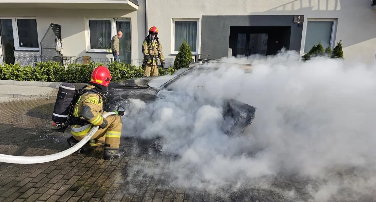 Pożar Audi w Piotrkowie Kujawskim. Zagrożony blok mieszkalny. Zdjęcia