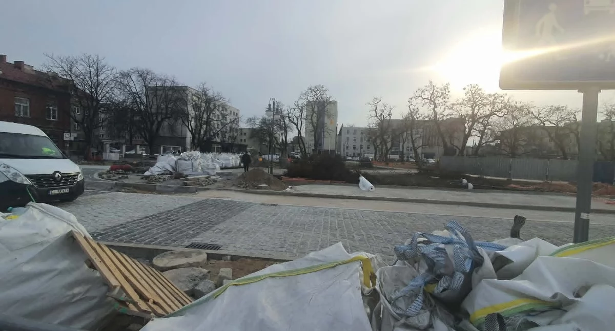 Młodzi ludzie z maczetą i białym proszkiem na Zielonym Rynku, monitoring zareagował natychmiast