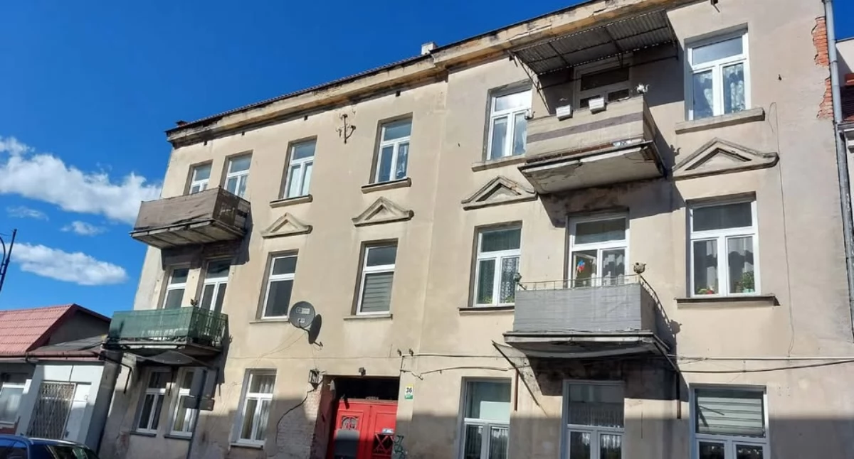 Pękające ściany i dramatyczne relacje mieszkańców kamienicy we Włocławku