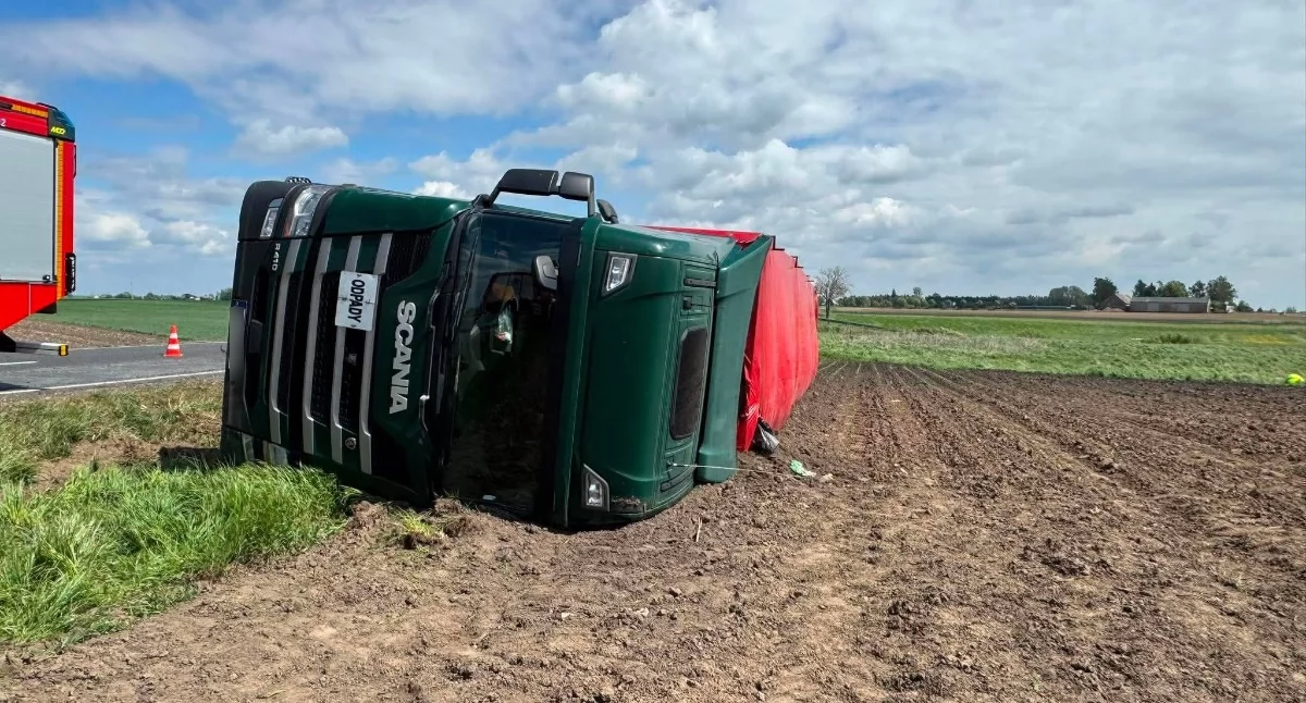 Ciężarówka wpadła do rowu w Redczu Krukowym. Na miejscu kilka zastępów straży i pogotowie