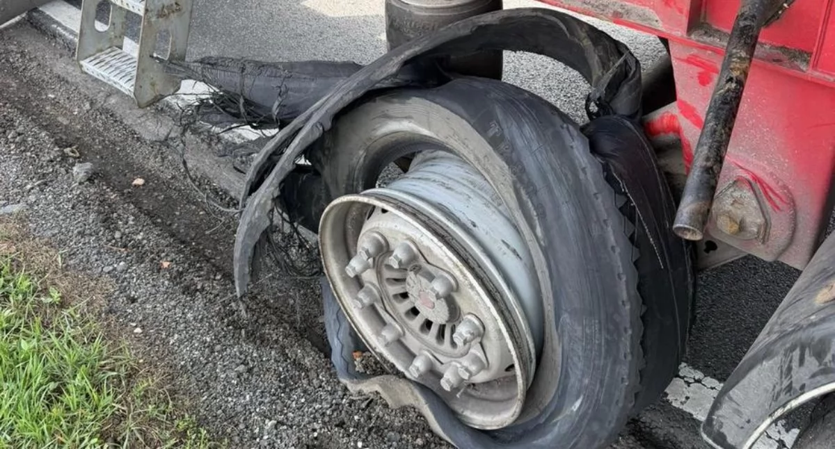 Na DK 62 pękła opona w ciężarówce z drewnem