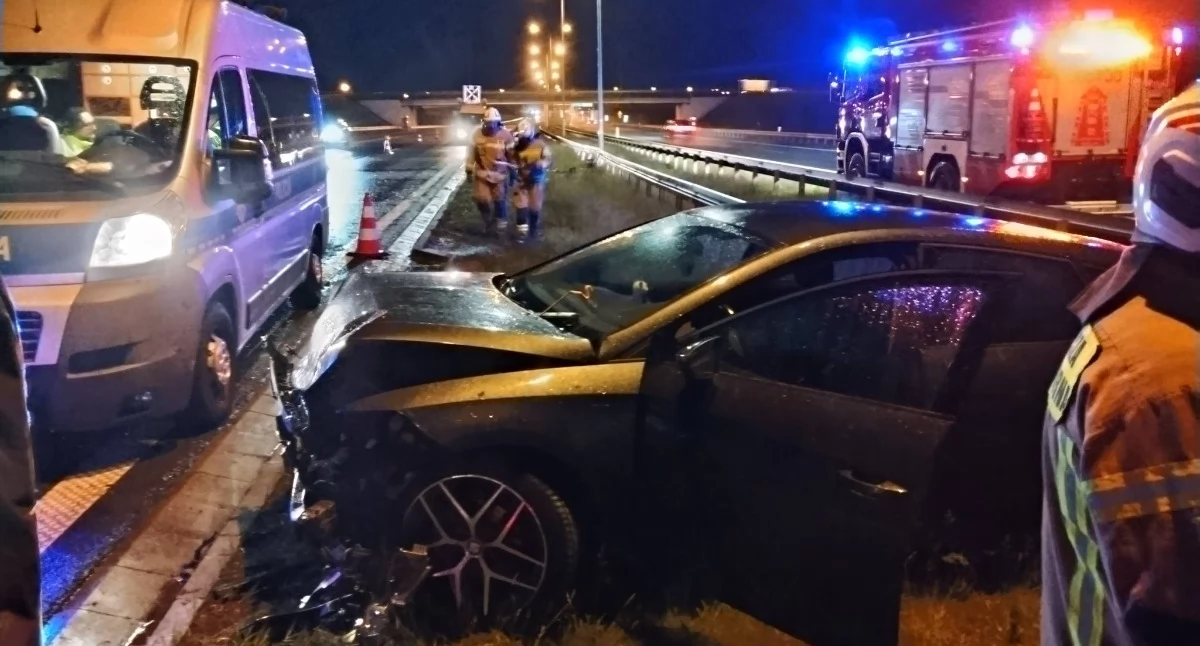 Wieczorna kolizja na A1 pod Włocławkiem. Seat rozbił się o bariery