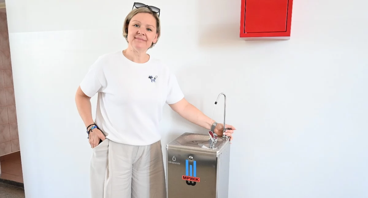 We Włocławku montują 38 zdrojów wody. Uczniowie już korzystają z pierwszych urządzeń