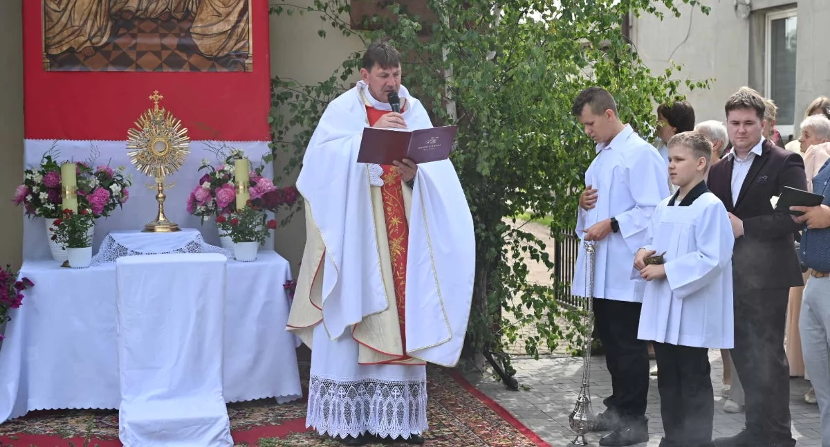 Boże Ciało w Brześciu Kujawskim z tradycyjną procesją. ZDJĘCIA