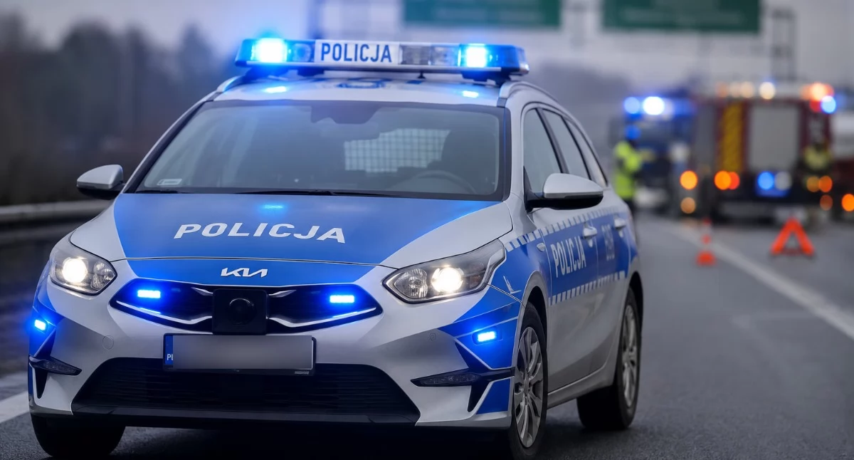 Kolizja na autostradzie A1 koło Włocławka. Volkswagen uderzył w bariery ochronne