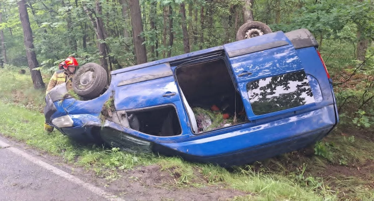 Włocławek. Samochód dostawczy dachował, ruch odbywa się wahadłowo