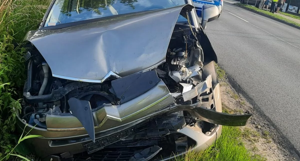 Citroen wpadł do rowu. 48-latek nie zachował odległości
