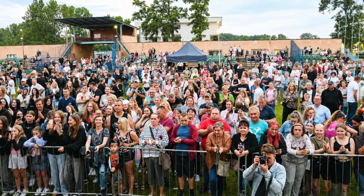 Piknikowa Izbica 2026 już w sobotę. Piękni i Młodzi – Dawid Narożny gwiazdą. Program