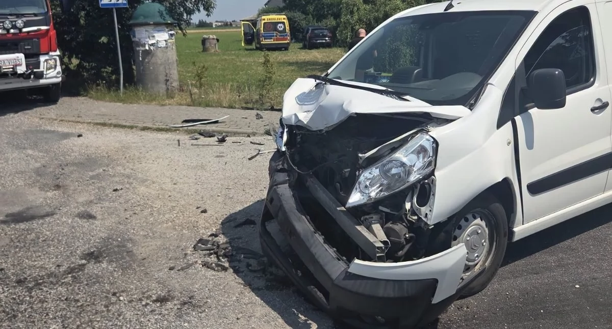 Zderzenie dwóch aut w powiecie radziejowskim. Renault wylądowało 30 metrów od drogi