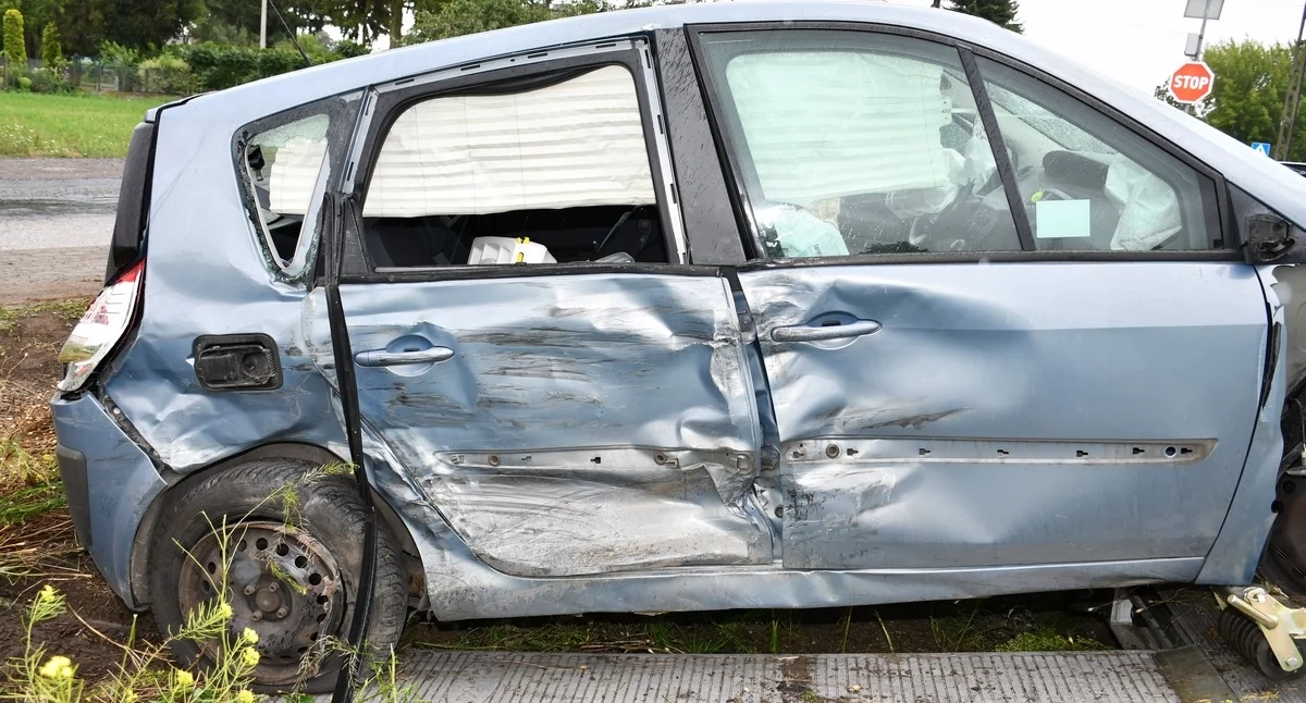 Zignorował znak STOP. Troje osób, w tym dwoje dzieci, trafiło do szpitala