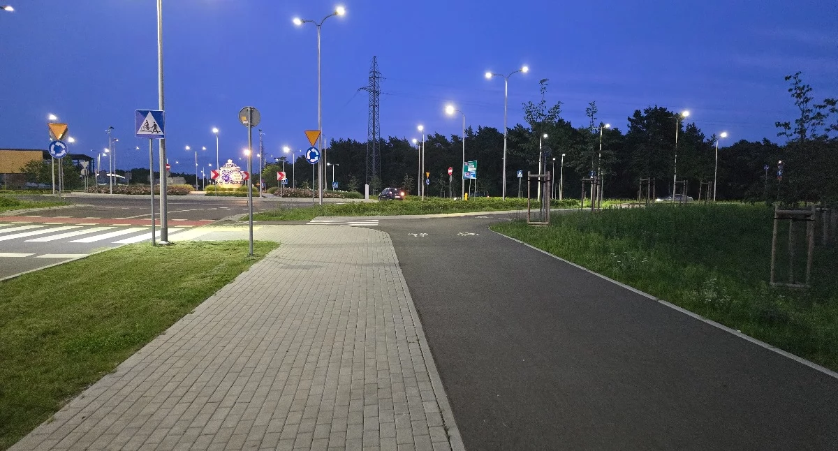 Potrącenie rowerzystki na przejeździe we Włocławku. Kobieta z obrażeniami trafiła do szpitala