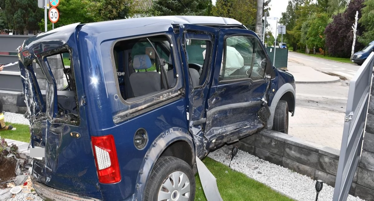Dwa auta wjechały w ogrodzenie. 7-letnie dziecko trafiło do szpitala ZDJĘCIA