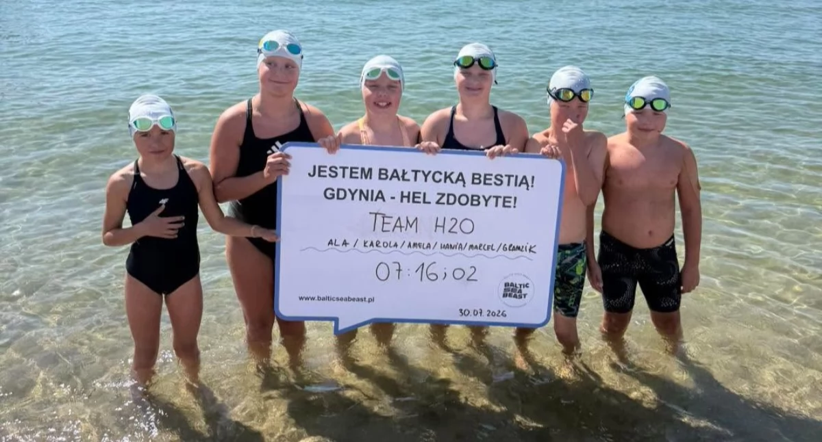 Przepłynęli 18 km Bałtyk wpław! Młodzi pływacy z Włocławka dopłynęli na Hel