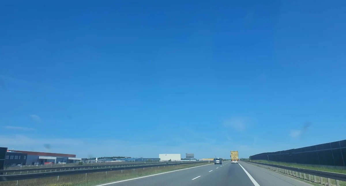 Groźny wypadek na A1 w Pikutkowie. Auto stanęło w ogniu, poszkodowane są cztery osoby w tym dwoje dzieci