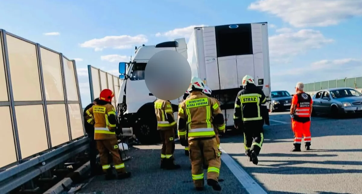 Zderzenie ciężarówek na A1 pod Włocławkiem. Volvo uderzyło w Volvo, potem w bariery