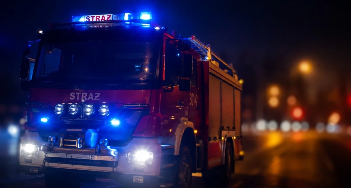 Pożar przy ul. Szpitalnej we Włocławku. 5 zastępów straży w akcji, mężczyzna trafił do szpitala
