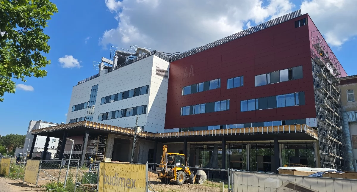 Pacjenci chcą kontaktu z bliskimi, telefon szuka sieci. Szpital we Włocławku odpowiada