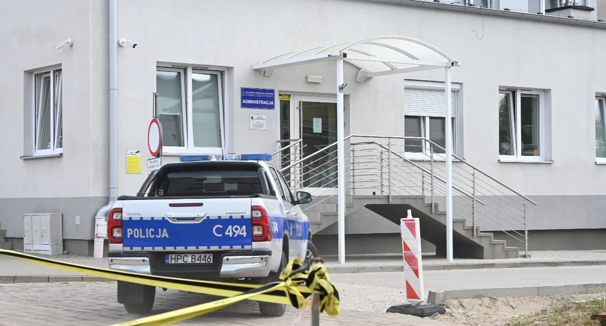 Trzy radiowozy przed szpitalem we Włocławku. Rudnicki mówi o strachu przed utratą pracy
