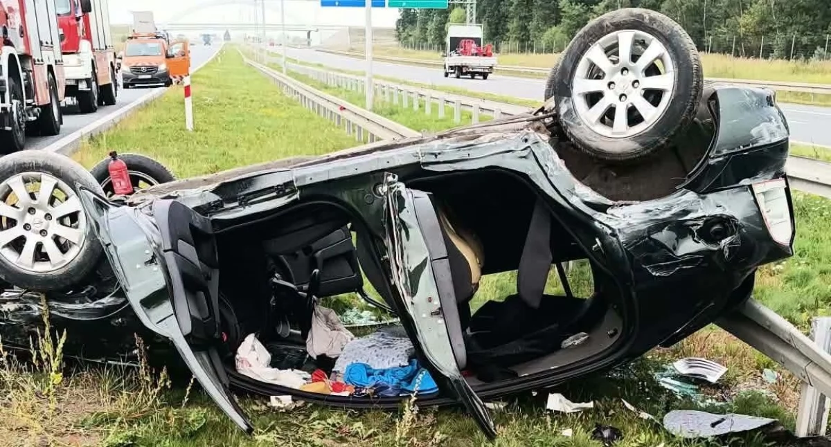 Samochód dachował na A1. Wcześniej uderzył w bariery, na miejscu służby