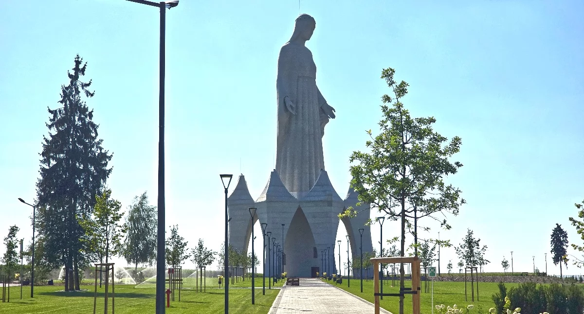 Chcesz zobaczyć gigantyczną Matkę Boską w Konotopiu? Te godziny trzeba znać