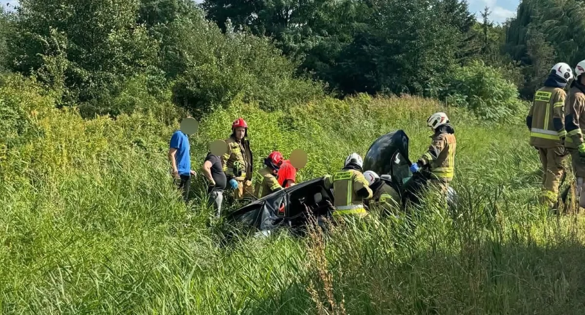 Wypadek trzech samochodów pod Włocławkiem na DK67. Kobieta przewieziona do szpitala